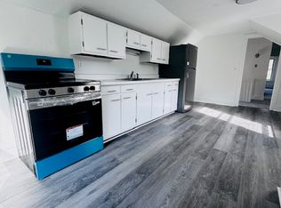 2 Country Hill Ave, Lincoln, RI 02865