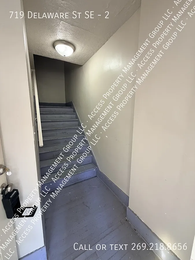 SE Side Larger Two Bedroom Upper Unit — Photo 3