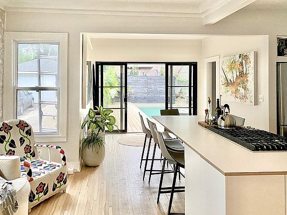 4th image of 1121 W 38th St