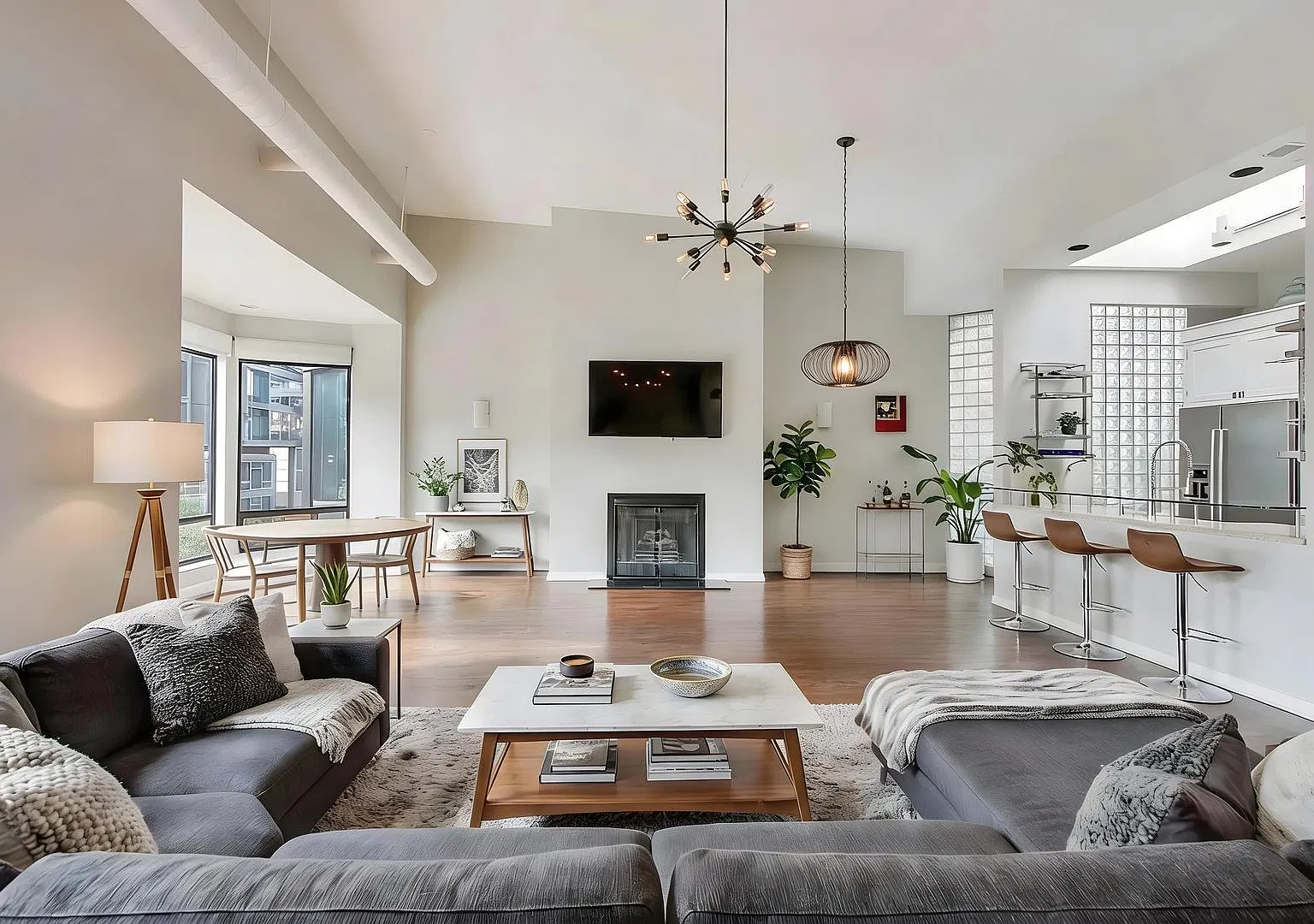 2 bed, 2.0 bath, 1900 sqft, $3,500 — Photo 4