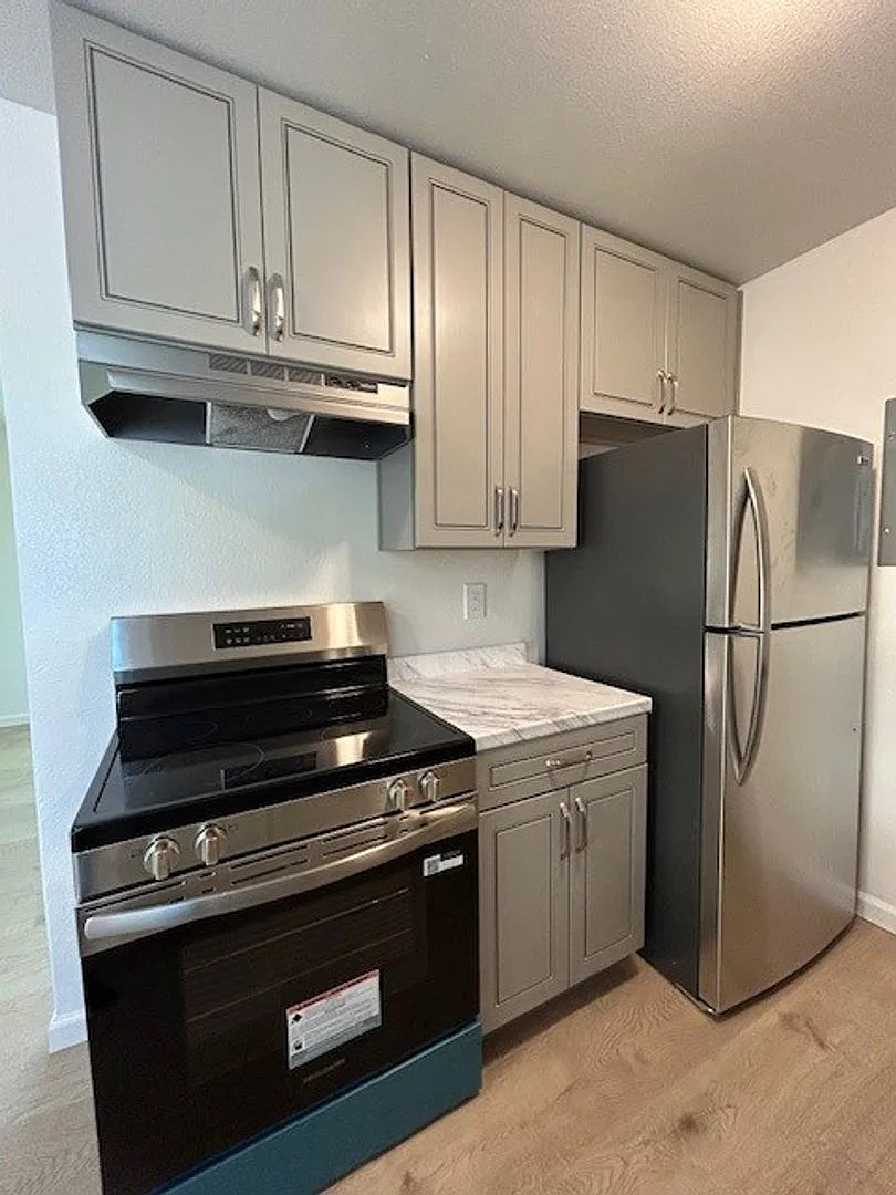 Spacious 1 Bedroom-with Hardwood floors throughout-close to shopping and transportation — Photo 1