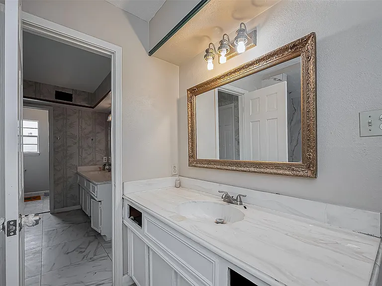 811 Loire Ln — Photo 37