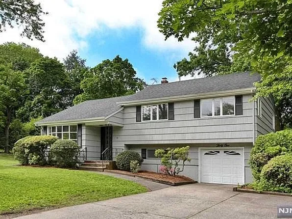 31 Walker Ave, Closter, NJ 07624