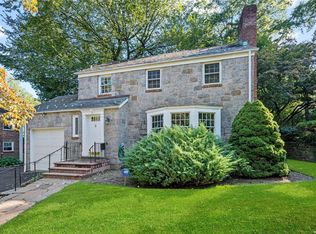 3 Wycham Pl, Great Neck, NY 11021