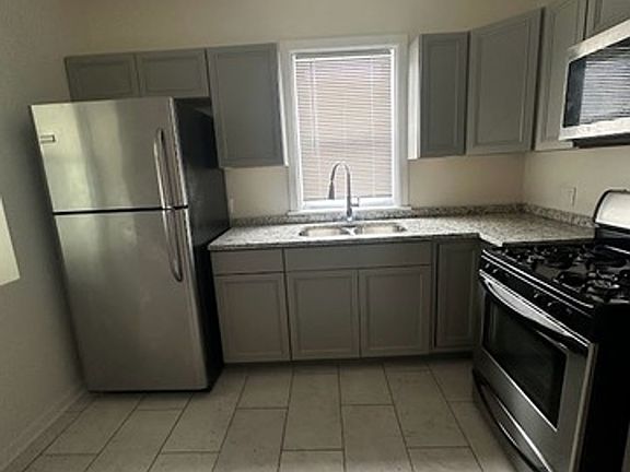 3rd image of 7847 S Saint Lawrence Ave #1