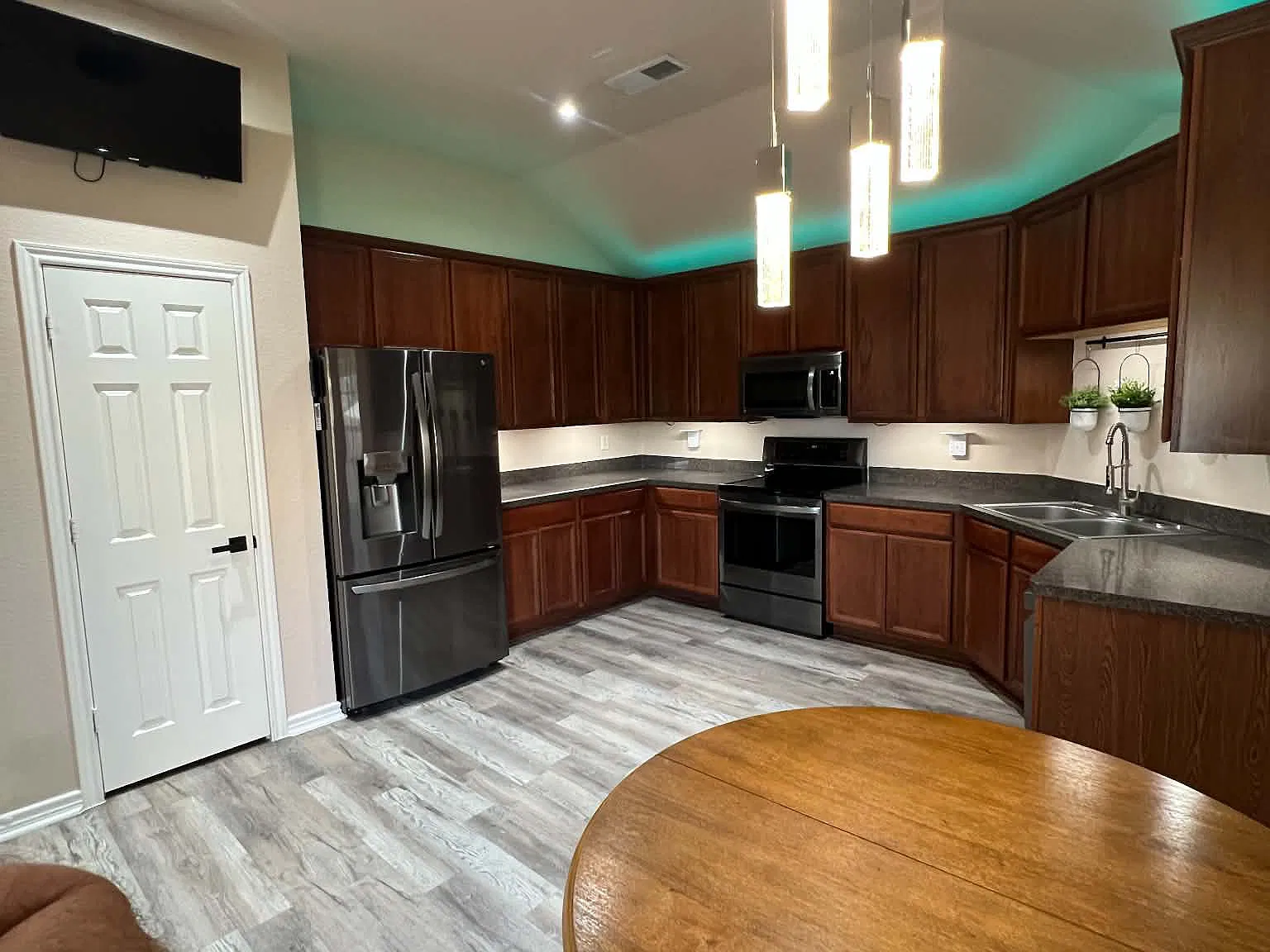 3 bed, 1600 sqft, $2,400 — Photo 2