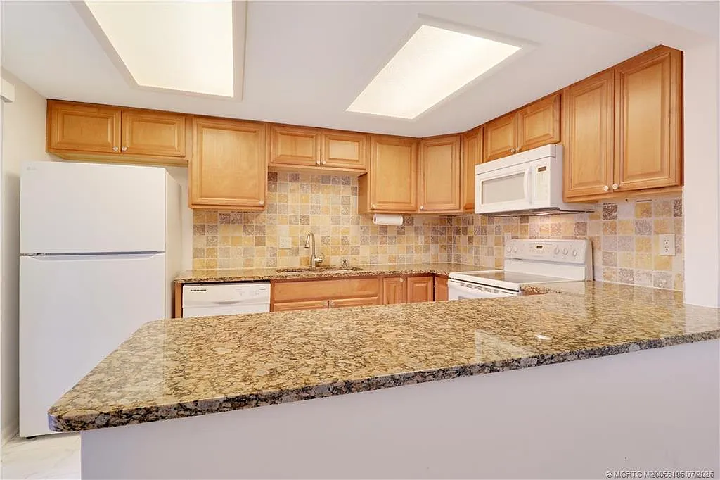 2 bed, 2.5 bath, 1400 sqft, $2,000 — Photo 3