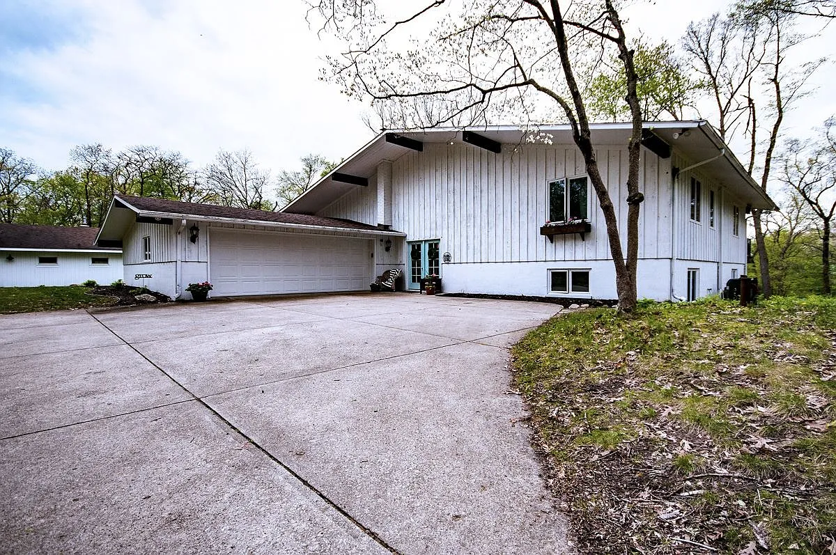 56105 Barbarrah Dr photo 1