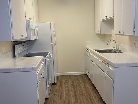5th image of 1111 Hornblend St APT 1-25