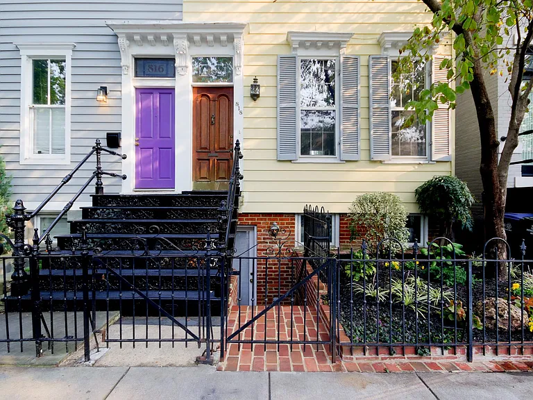 818 C St SE — Photo 2