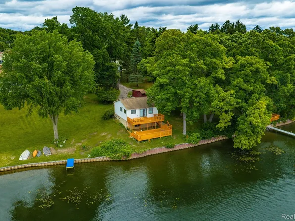 11044 Grand River Ave, Brighton, MI 48116