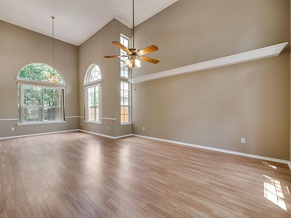 4th image of 2113 Glenmont Dr