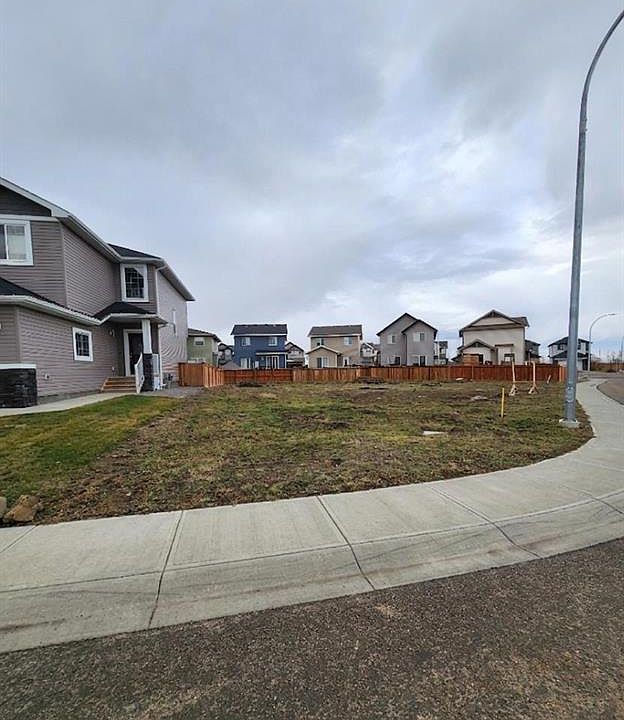 2nd image of 212 Wildrose Cres