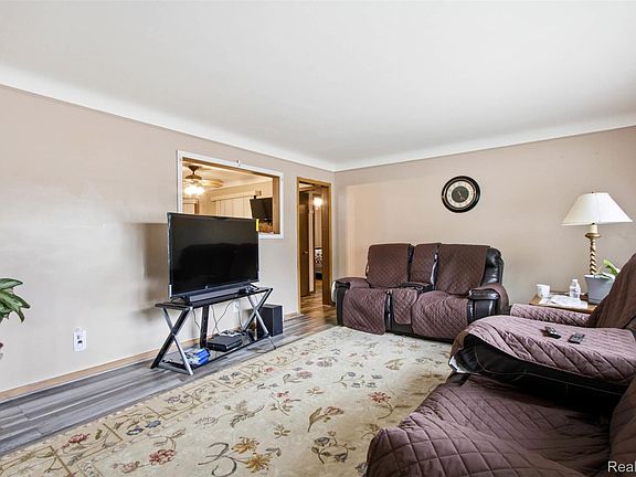 3rd image of 20310 Woodside St