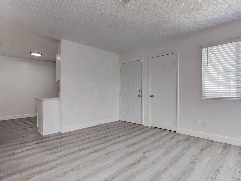 921 Snug Harbor St — Photo 4
