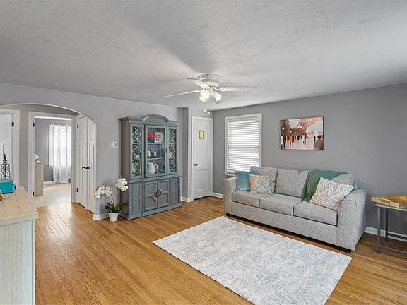 4th image of 4819 Woodward St