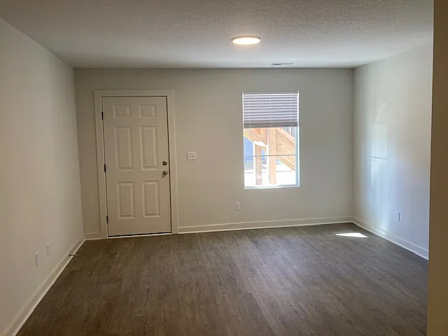 2 bed, 850 sqft, $995 — Photo 2