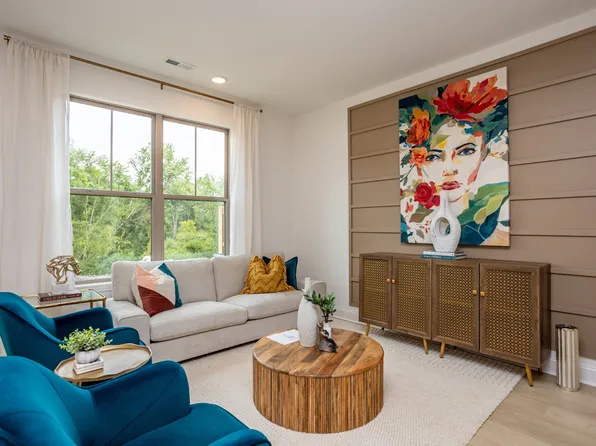 8442 Whisper Ln, Powell, TN 37849