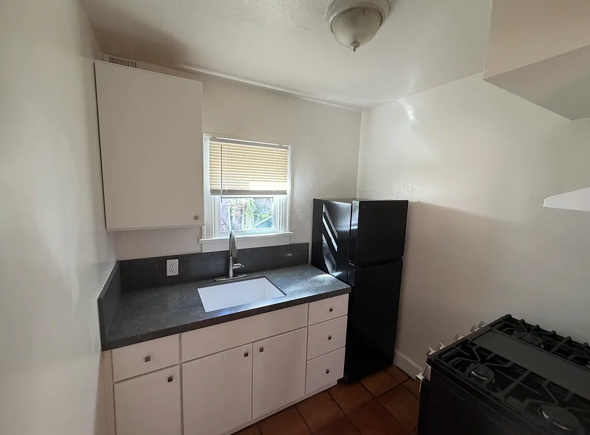 Building Photo - 407 Loma Dr #407