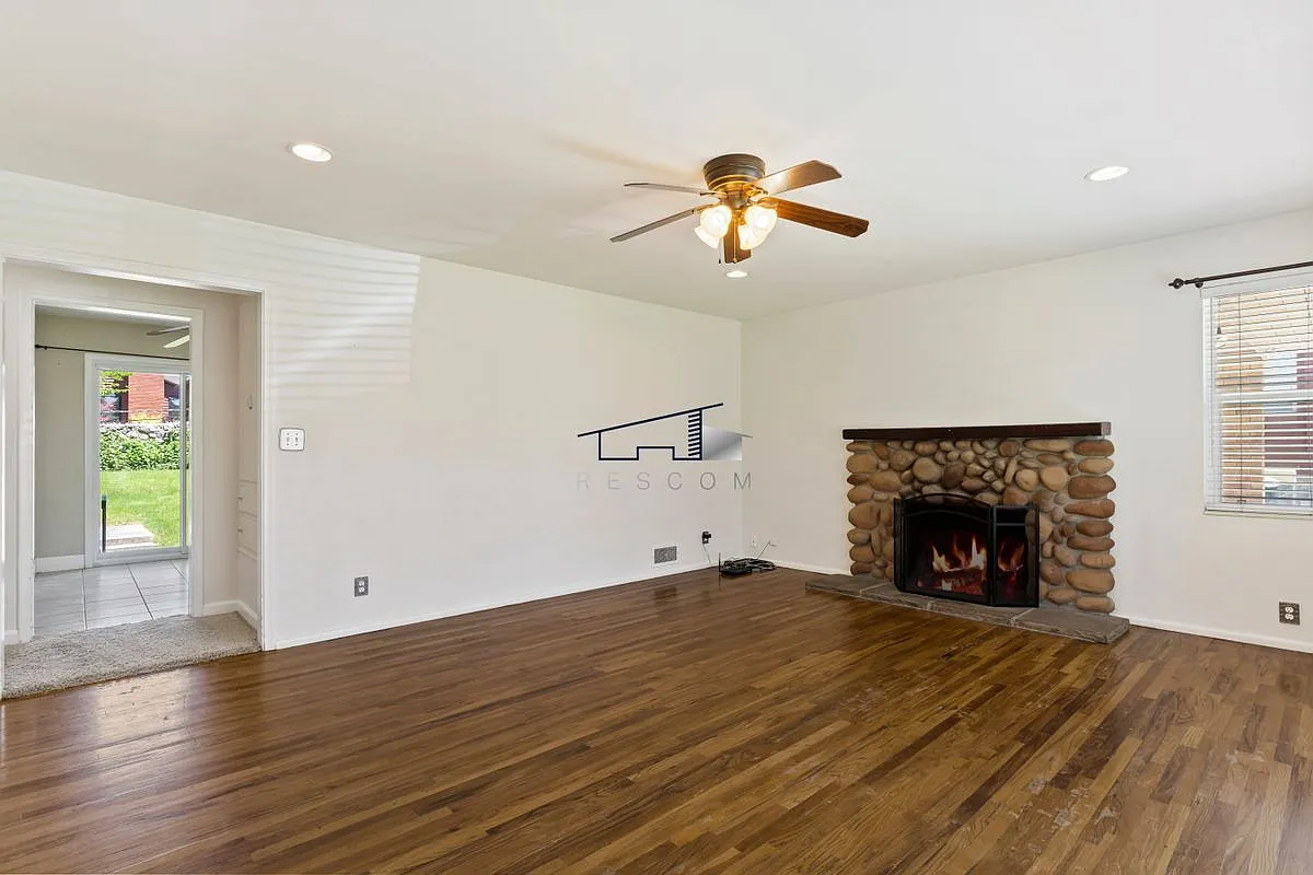 2 bed, 1.0 bath, 1064 sqft, $1,395 — Photo 2