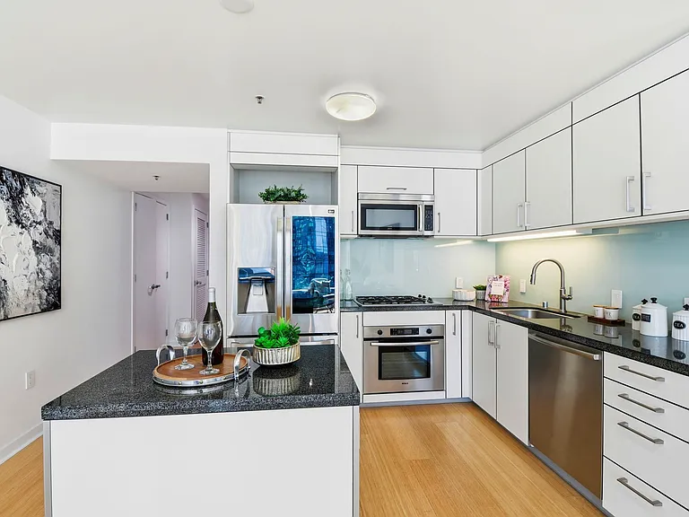 301 Main St #18G — Photo 8