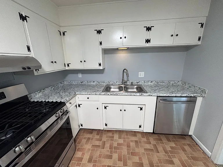 1818 S Ashwood Ave — Photo 12