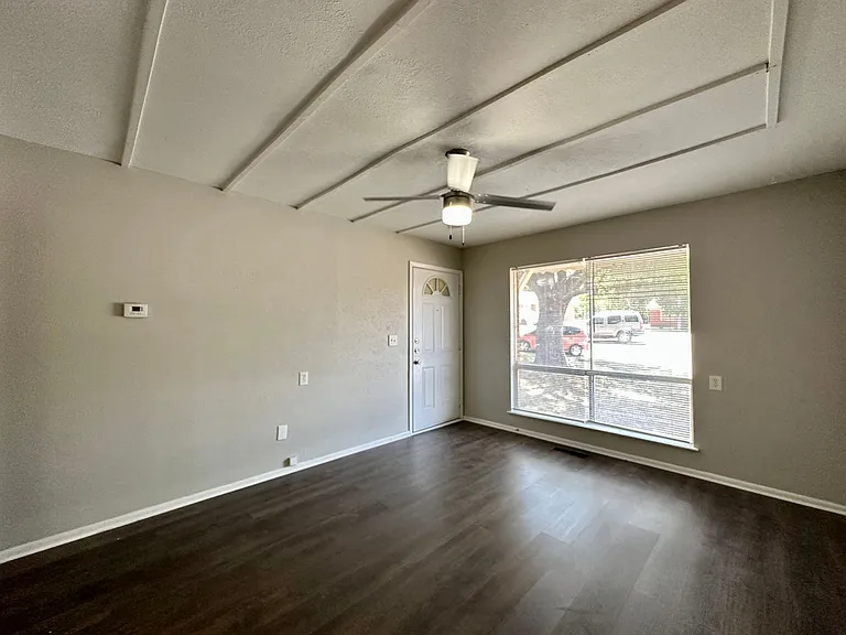 6404 Waynewood Ct — Photo 4