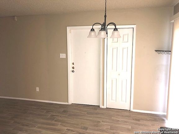 4th image of 5926 Cliff Rock Dr