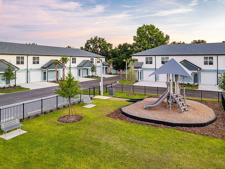 Lake Tavares Townhomes — Photo 1