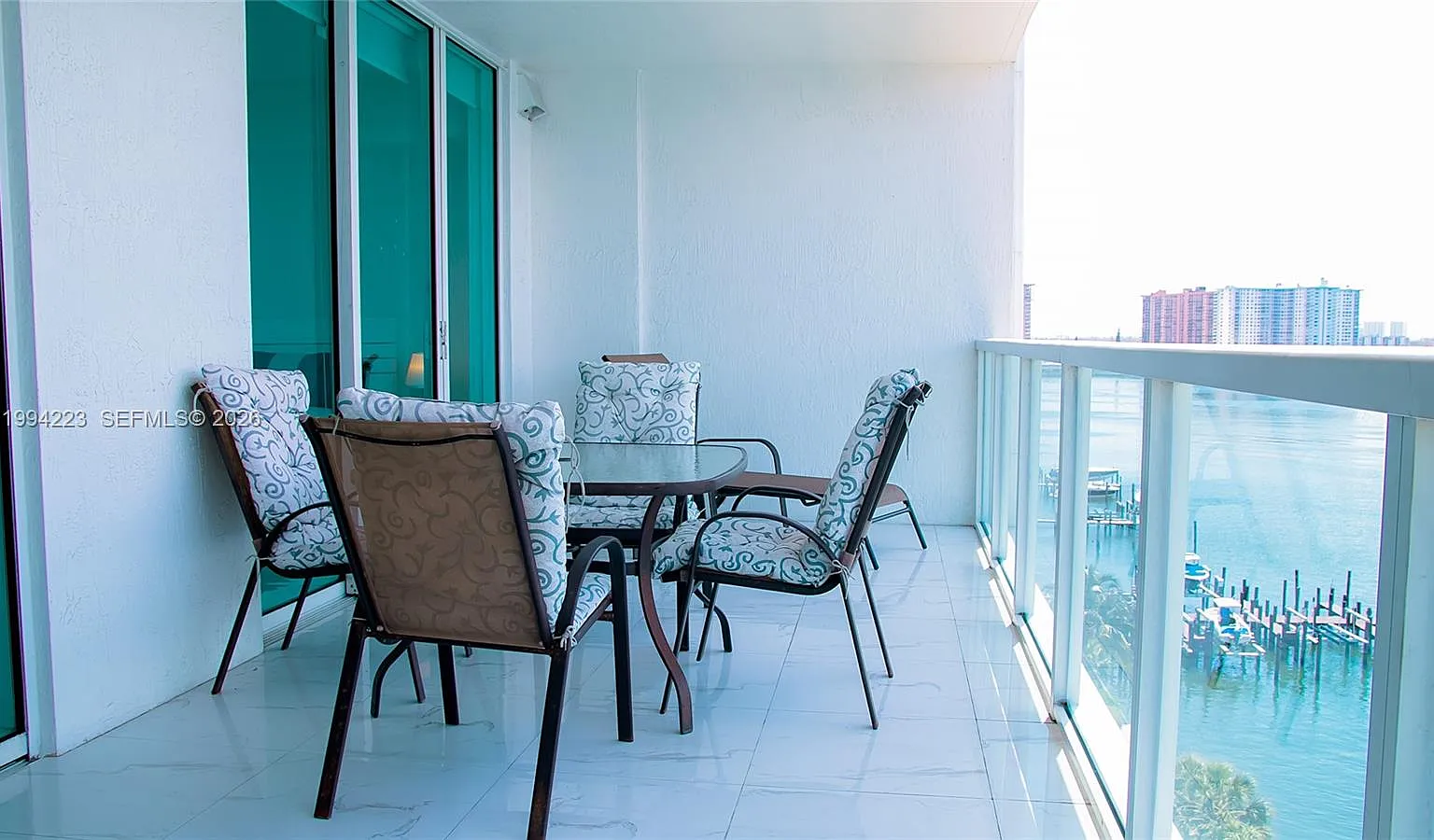 Marina Bay Club Condo Hot — Photo 1
