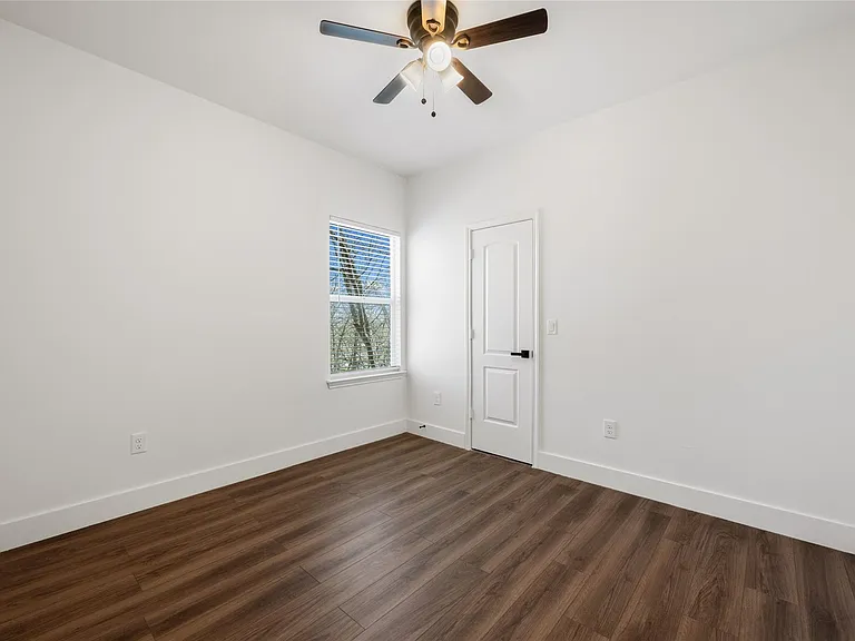 15407 Armstrong Ave — Photo 22