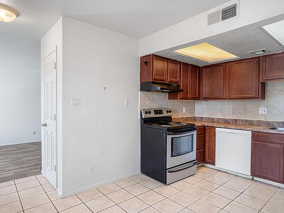 5th image of 11109 Ventura Pl NE