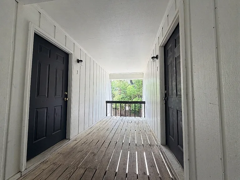 University Square Apartments — Photo 12