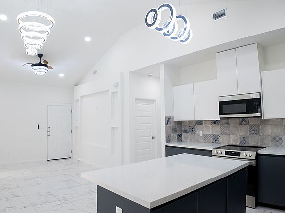 5th image of 700 Dianne St #2