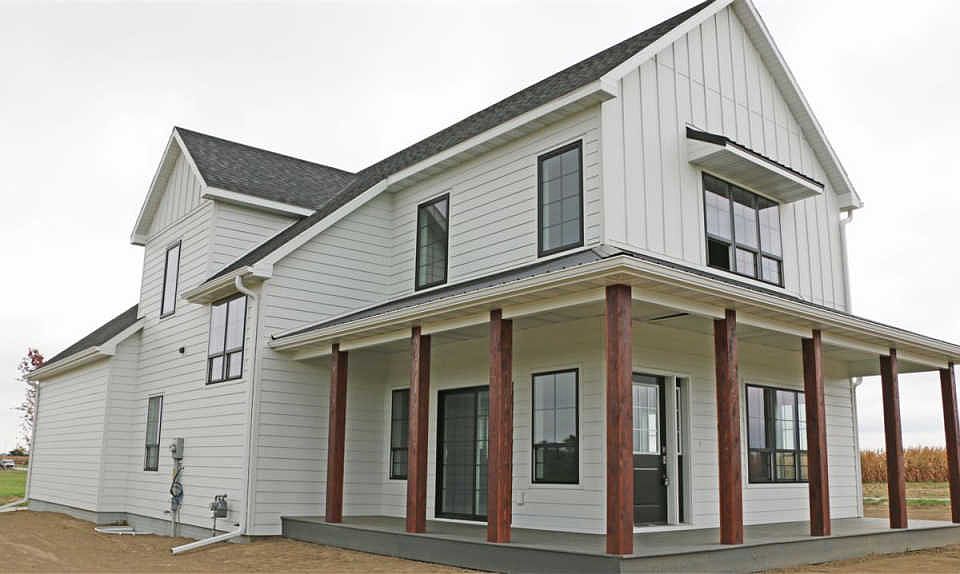 2nd image of 3220 Aspen