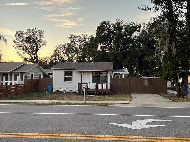 1658 Hempel Ave — Photo 3