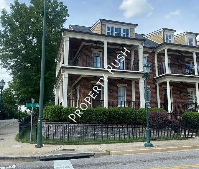 105 E 3rd St — Photo 2