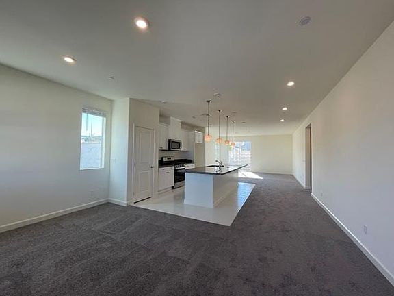 4th image of 27645 Heritage Ln