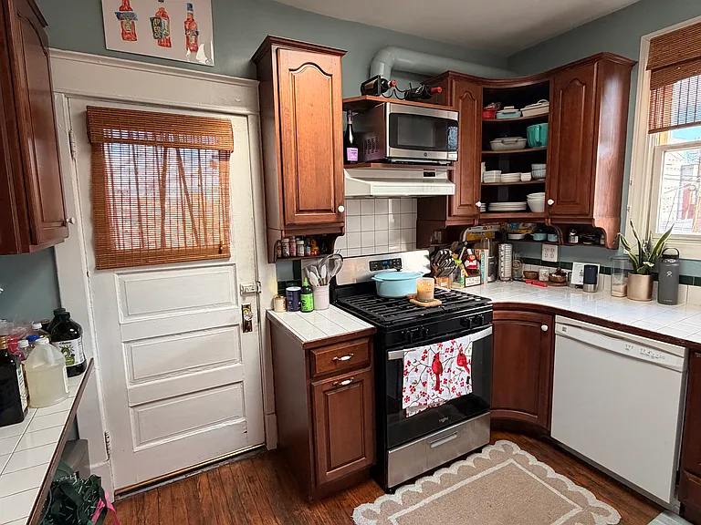 Full kitchen with gas stove.