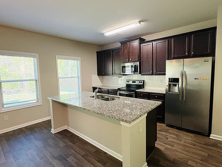 751 Walnut Woods Dr — Photo 4