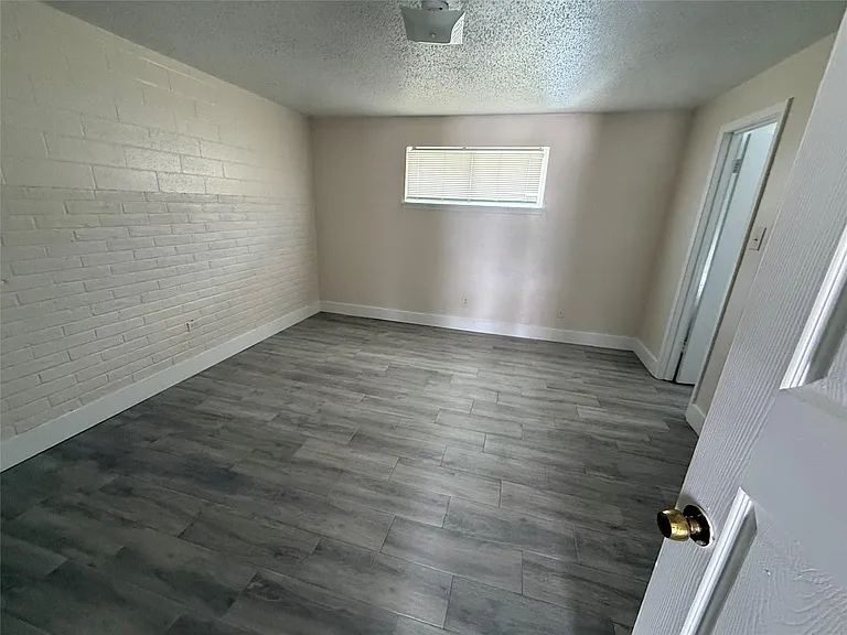 705 N Main St #E — Photo 7
