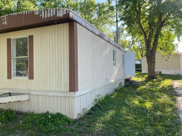 200 N Pine St Trailer 35, Pana, IL 62557