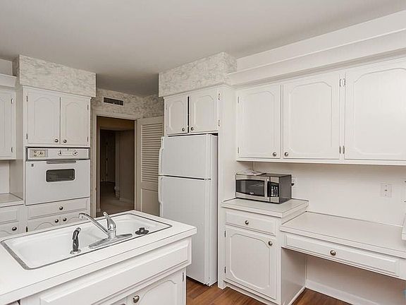 5th image of 4040 W Bancroft St APT 2W