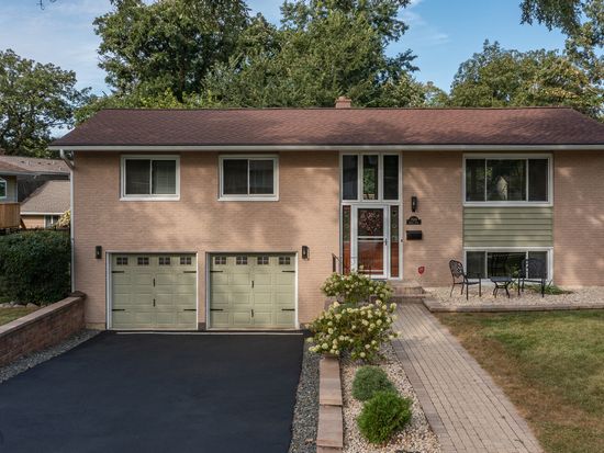 7024 Roberts Dr, Woodridge, IL 60517