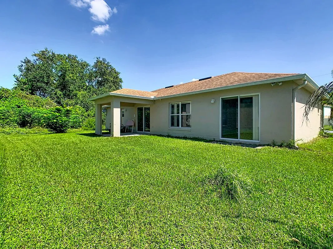 3 bed, 2.0 bath, 1439 sqft, $1,900 — Photo 3