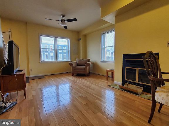 3rd image of 1419 D St NE