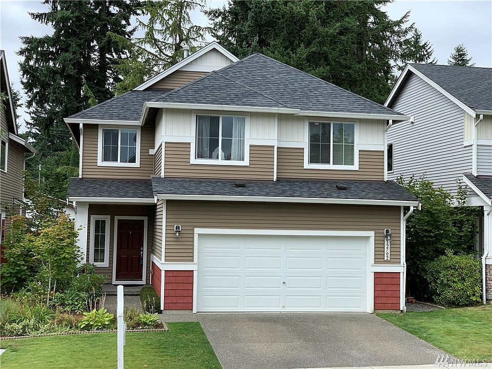 Welcome Home! Beautiful home in Silver Lake Meadows offers 3 bedrooms and 2.50 baths, Chef's Kitchen, Hardwood Floors at entry & throughout kitchen & dining room.