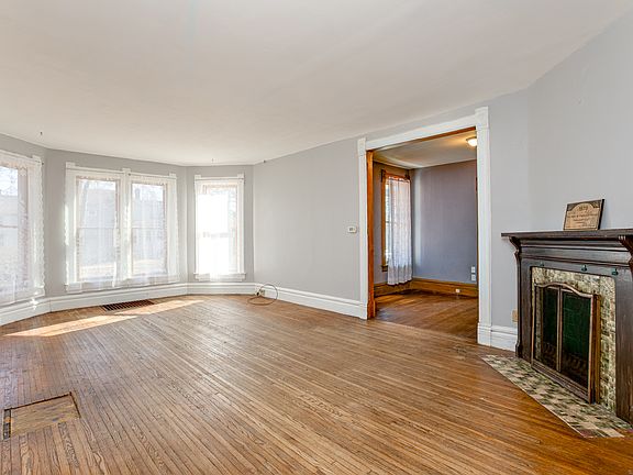 4th image of 304 W Washington St