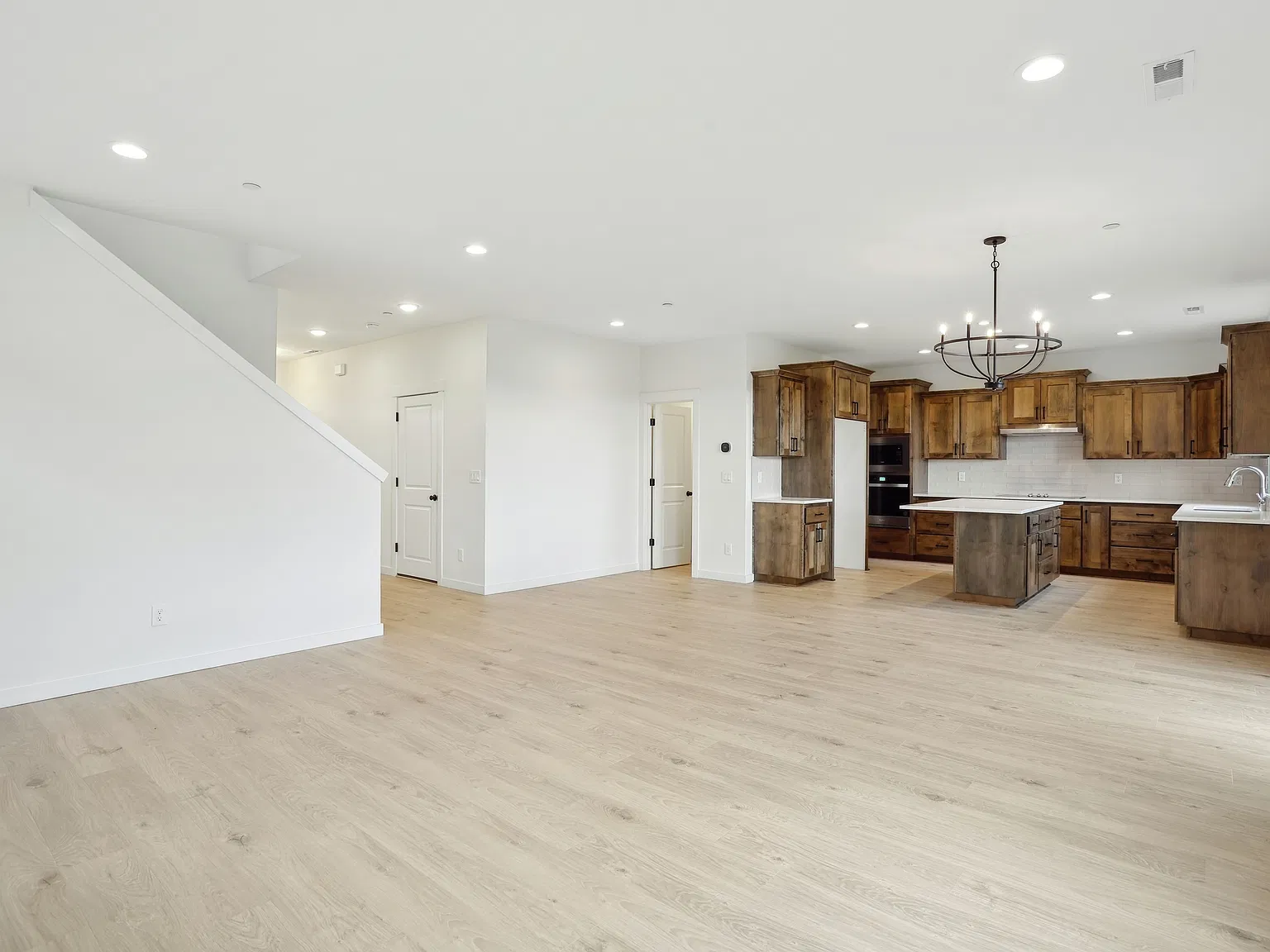 5 bed, 2.5 bath, 2242 sqft, $3,985 — Photo 2