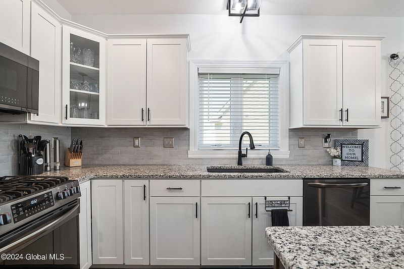 5th image of 127 Lakepointe Way
